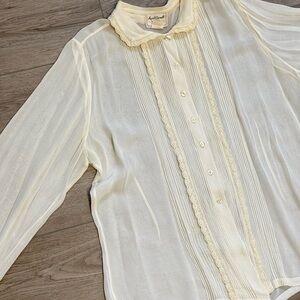 Vintage Romantic April Cornell Edwardian Lace Trim Pleated Blouse in Soft Ivory